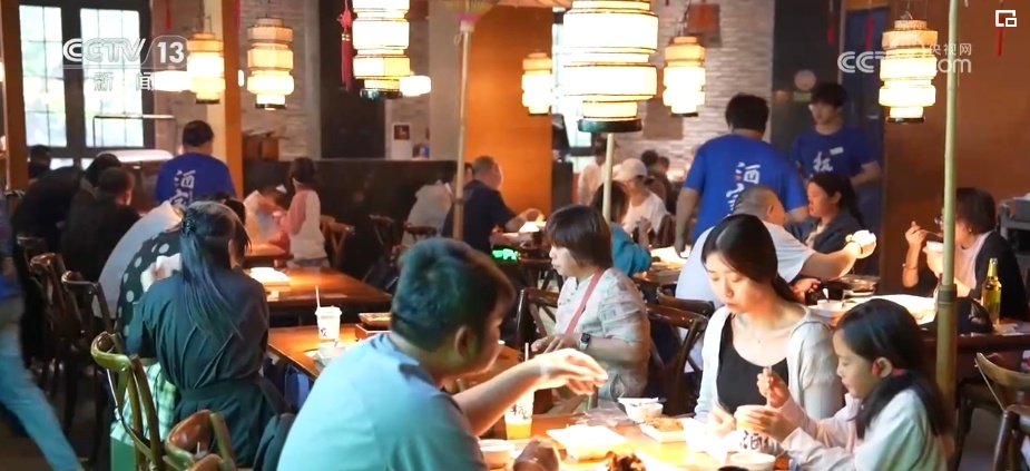 传统文化“活”起来释放新魅力 火热“端午经济”折射中国经济蓬勃活力 传统文化“活”起来释放新魅力 火热“端午经济”折射中国经济蓬勃活力