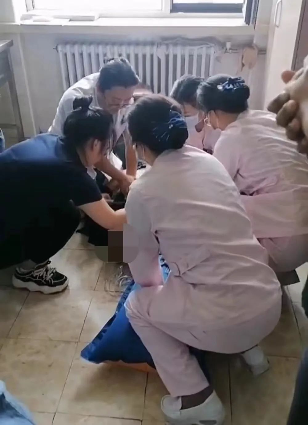 惊险!男子突然心脏骤停倒地,幸好有他们…… 惊险!男子突然心脏骤停倒地,幸好有他们……