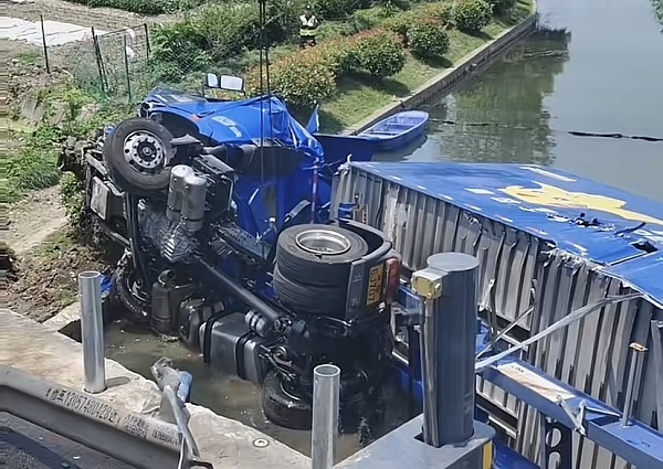 沈海高速：集卡冲出护栏，侧翻至下方河道
