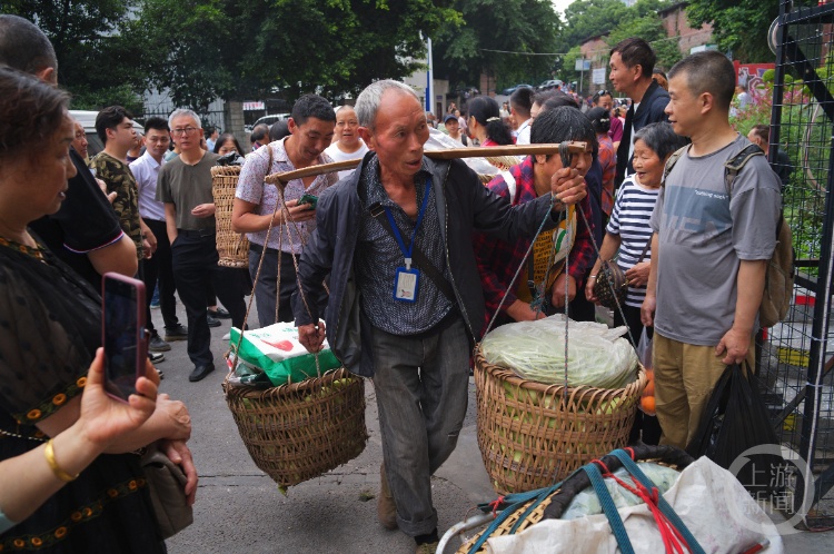 重庆“背篓菜市”背后，18个防空洞的80年