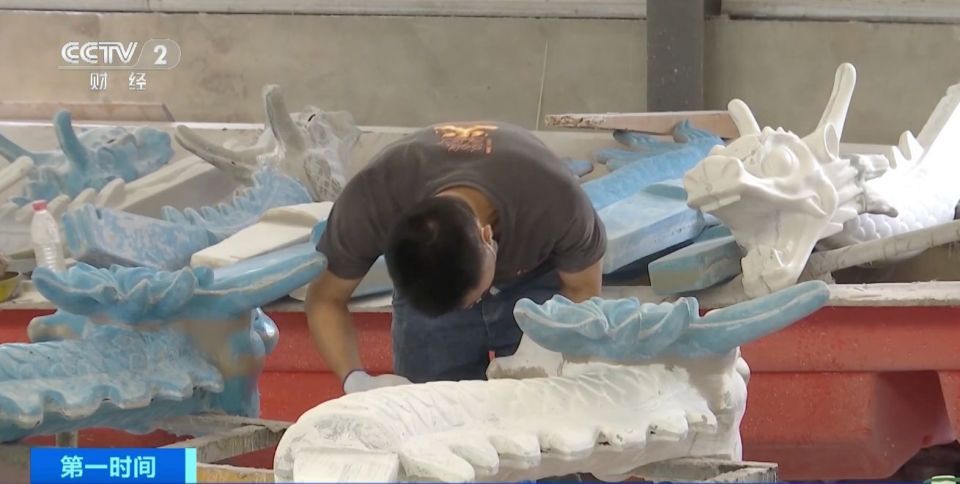 龙舟赛“划进”世运会！竞技龙舟需求大增，湖南汨罗龙舟厂“爆单”