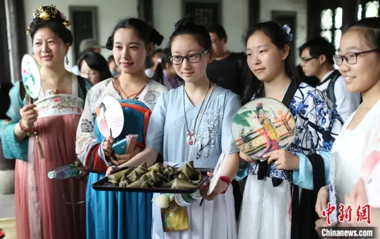 这届年轻人,也太“传统”了吧! 这届年轻人,也太“传统”了吧!