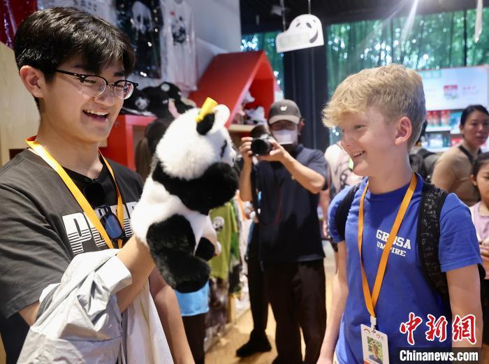 中美青少年共同参观北京动物园 中美青少年共同参观北京动物园