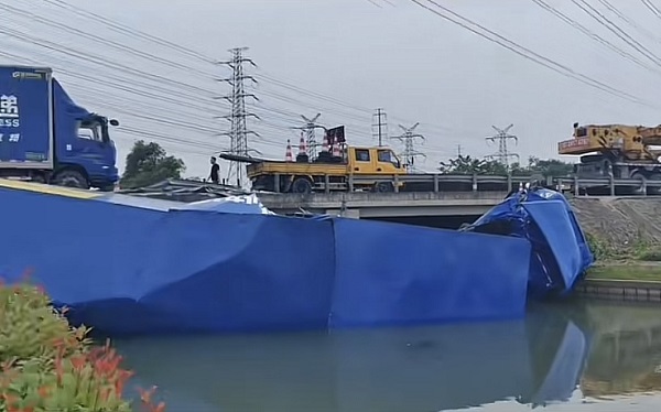 沈海高速：集卡冲出护栏，侧翻至下方河道