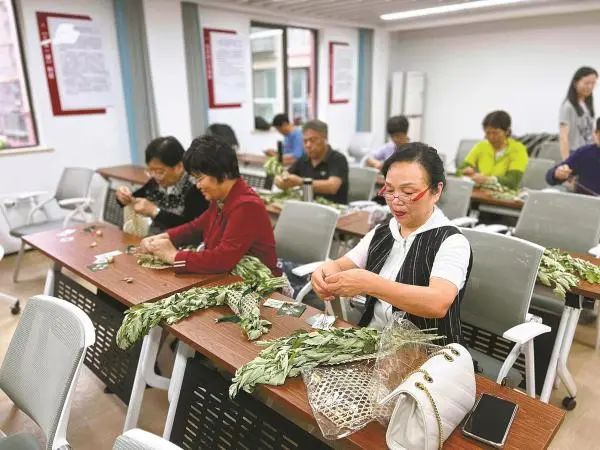 新式艾草门挂受欢迎,民俗专家:折射年轻人的文化认同感 新式艾草门挂受欢迎,民俗专家:折射年轻人的文化认同感