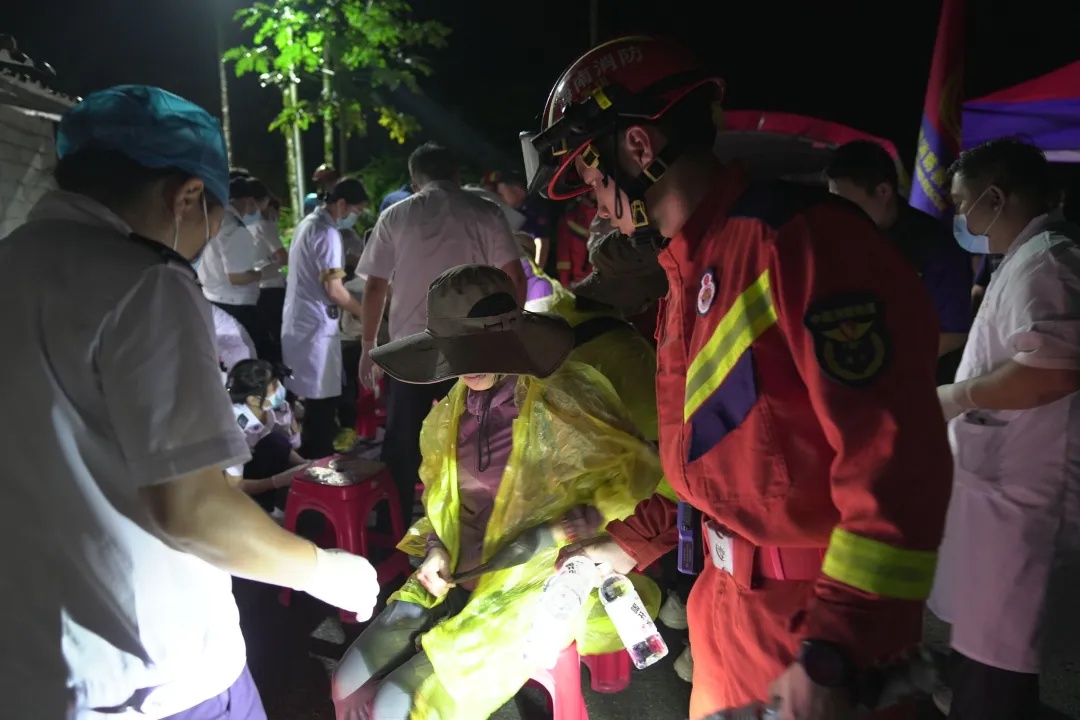 深夜通报!25人被困1人死亡,系“网络组织徒步团” 深夜通报!25人被困1人死亡,系“网络组织徒步团”