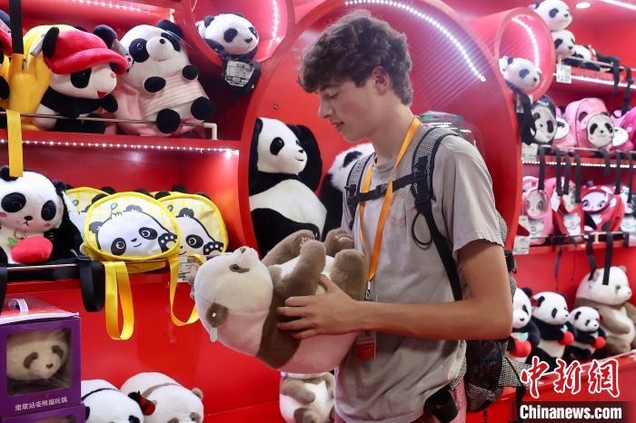 中美青少年共同参观北京动物园 中美青少年共同参观北京动物园