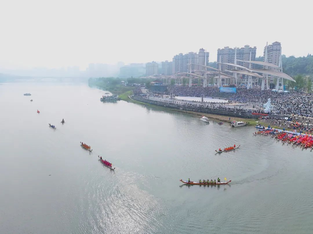 “开飙”嘉陵江！四川上演“百舟竞渡迎端午”