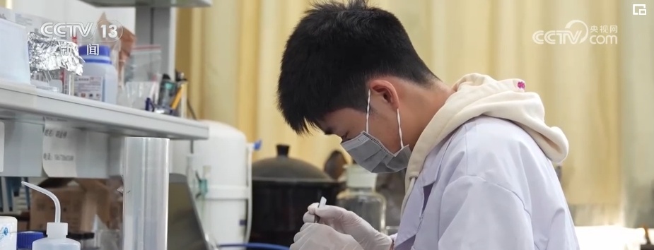 “变身”“瘦身”“伸展”，处处“黑科技”！月球背面那一抹鲜艳中国红