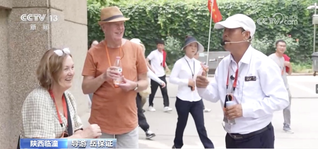 “陕味英语”导游火了!跟着「岳保证」,超有保证 “陕味英语”导游火了!跟着「岳保证」,超有保证