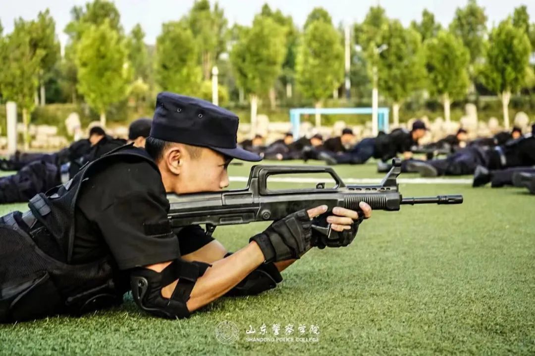 警校回应：“社牛”考生与执勤民警握手直言报警校