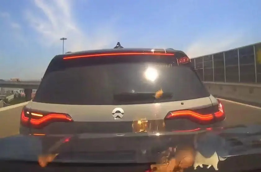 男子开“斗气车”致追尾，警方：行拘