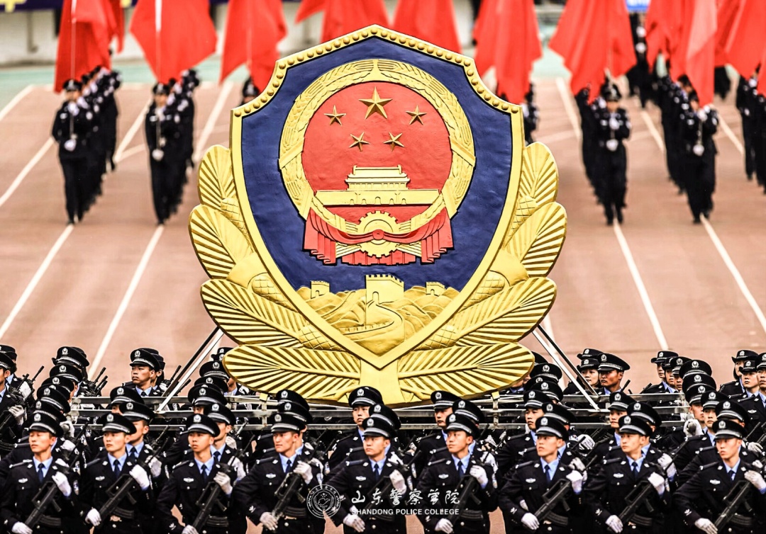警校回应：“社牛”考生与执勤民警握手直言报警校
