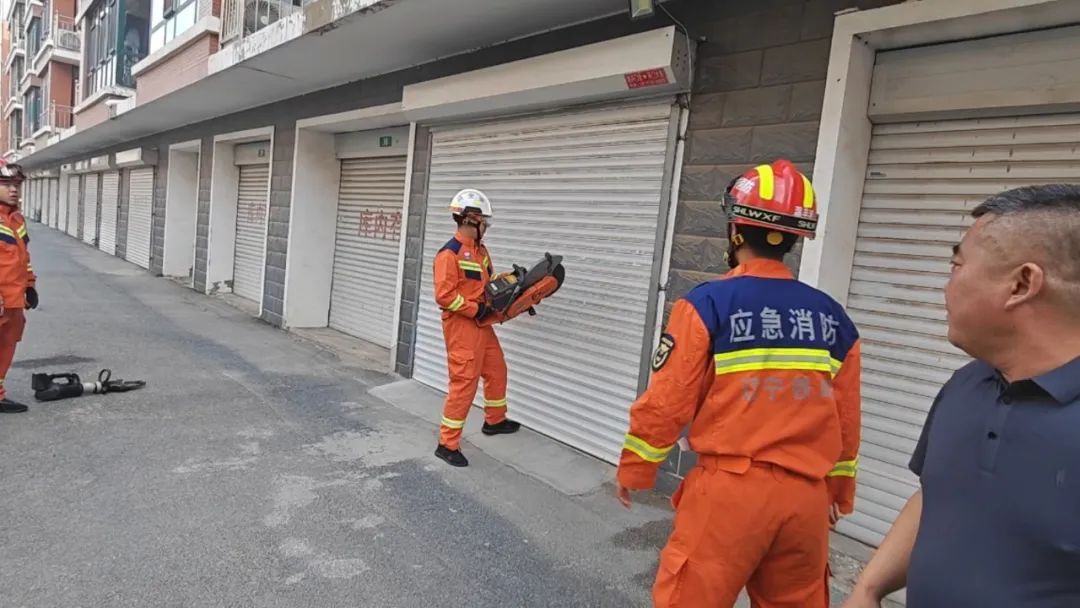 大花蛇闯高考考场！消防员将其“控制”