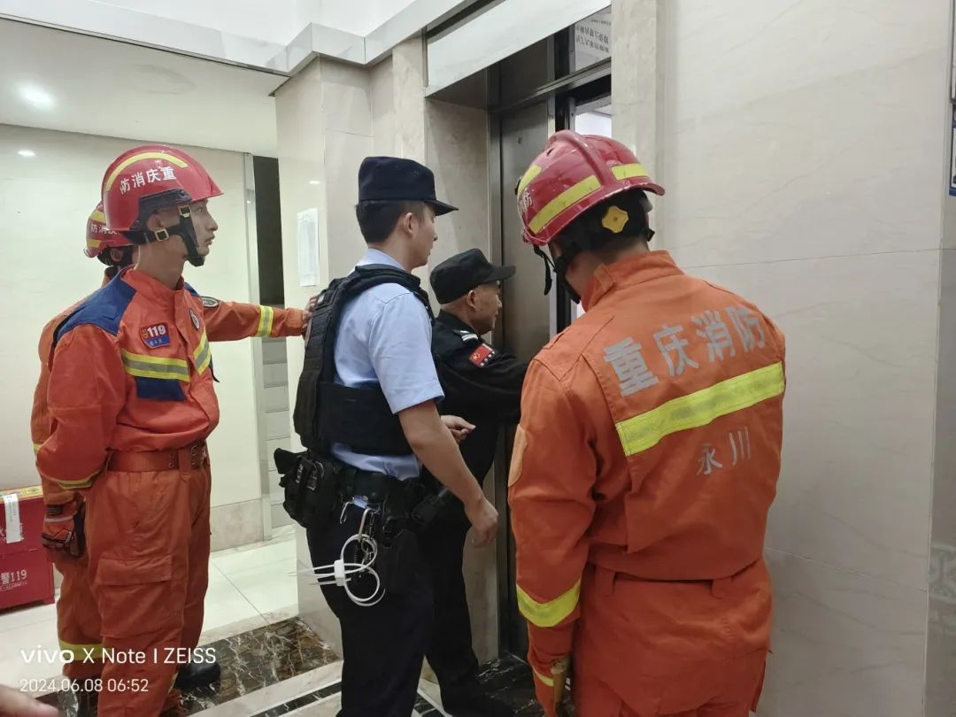 大花蛇闯高考考场！消防员将其“控制”