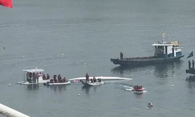 屈原故里龙舟赛翻船?队长:救援好评!宜昌水甜 屈原故里龙舟赛翻船?队长:救援好评!宜昌水甜