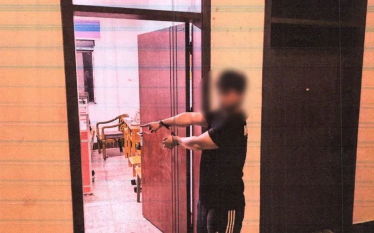 重庆万州一男子陪朋友报警,民警却在他身上发现了蹊跷 重庆万州一男子陪朋友报警,民警却在他身上发现了蹊跷