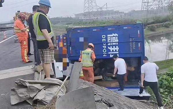 沈海高速：集卡冲出护栏，侧翻至下方河道