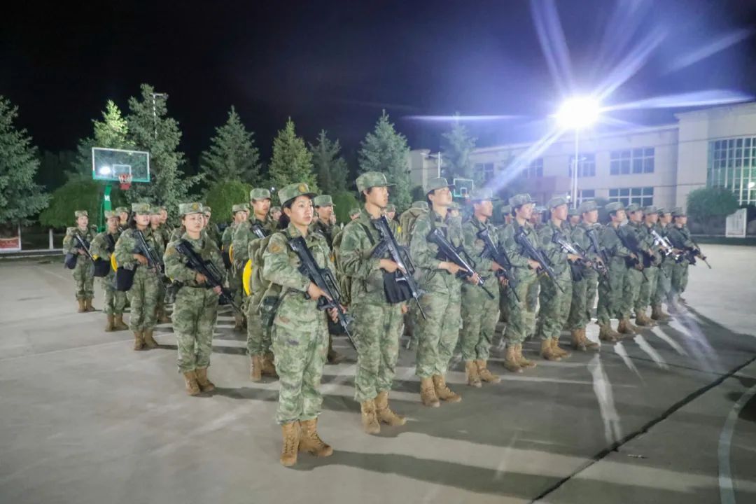 @新战友们，你努力时的身影散发着光