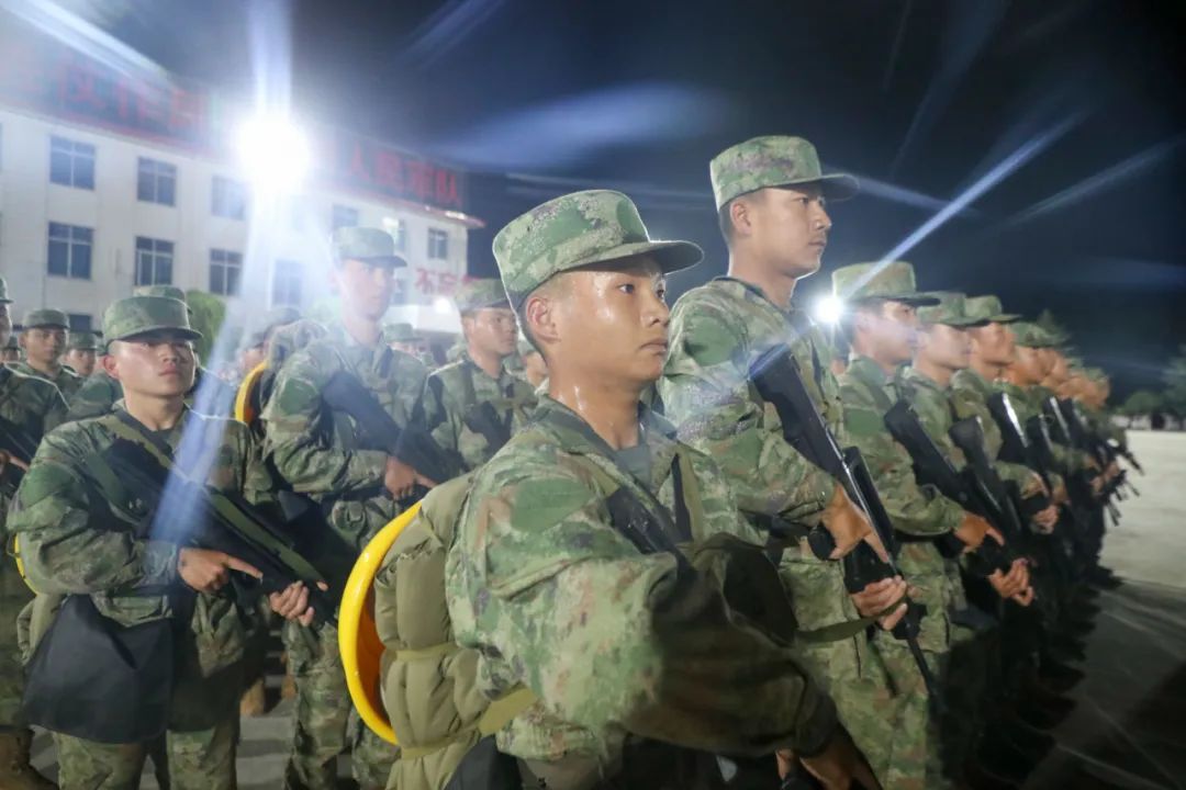 @新战友们，你努力时的身影散发着光