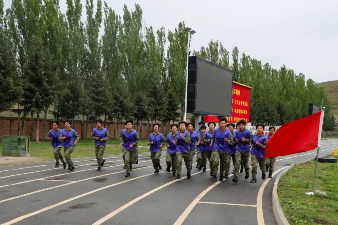 @新战友们，你努力时的身影散发着光