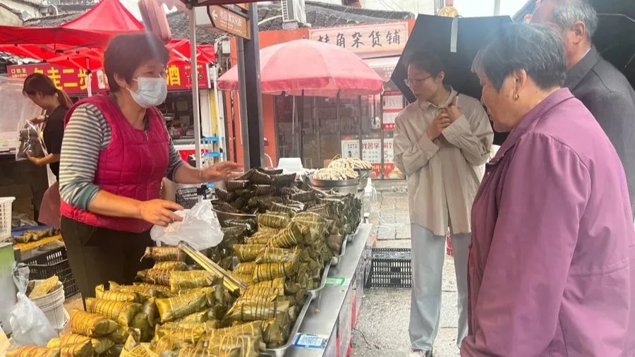 通勤时间惊呆网友!浙江奶奶每天去上海上班,单程只要10分钟…… 通勤时间惊呆网友!浙江奶奶每天去上海上班,单程只要10分钟……