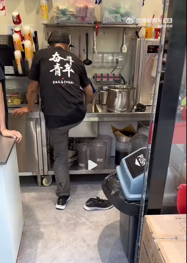 知名茶饮员工在水池洗脚？官方回应：紧急情况→