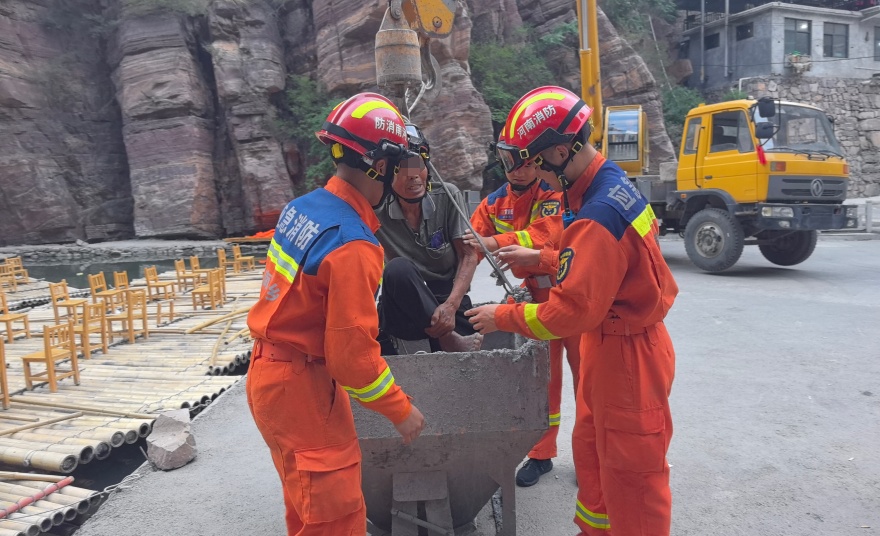 操老心了！七旬老人不走寻常路被困约20米高崖