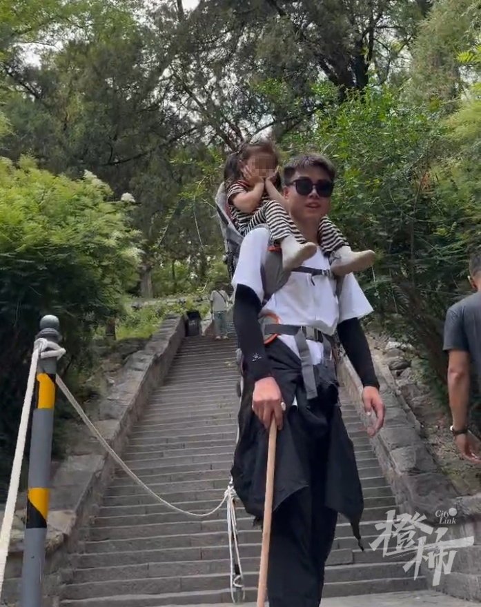 宝妈花钱雇人背娃爬山！大学生“陪爬”火了，本人发声