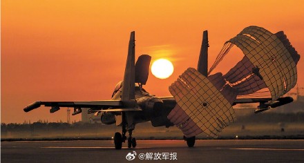 暗夜出击！空军航空兵某旅下半夜飞行训练