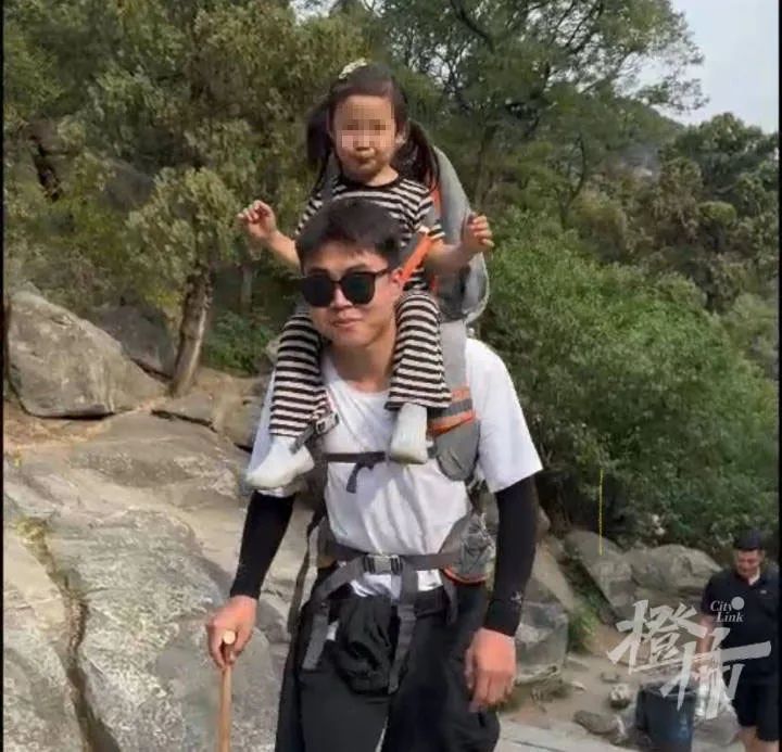 宝妈花钱雇人背娃爬山！大学生“陪爬”火了，本人发声
