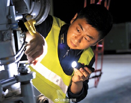 暗夜出击！空军航空兵某旅下半夜飞行训练