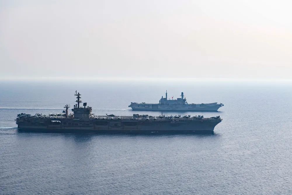 美军发布“艾森豪威尔”号航母最新照片