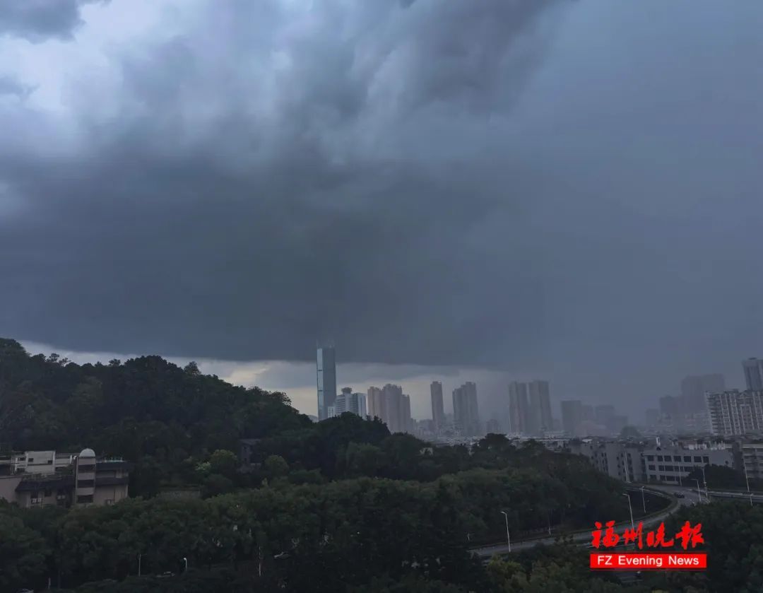 刚刚！福州一秒天黑、狂风暴雨！
