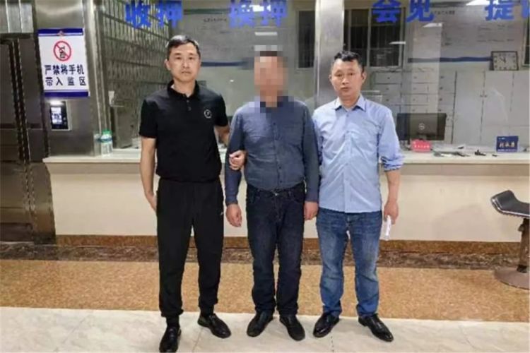 利用职务便利侵占公司财产，男子被警方采取刑事强制措施