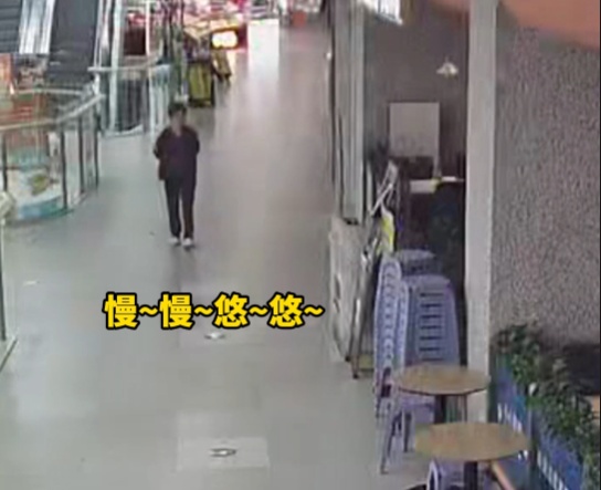 监控实拍“大妈”级小偷!悠闲散步,盯准后一秒下手 监控实拍“大妈”级小偷!悠闲散步,盯准后一秒下手