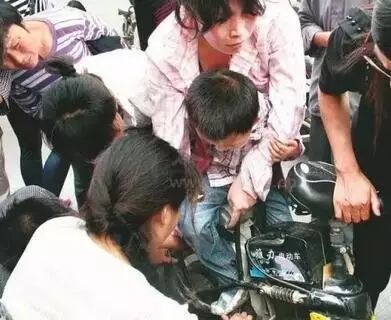 惊险！儿童手臂不慎卷入电动自行车车轮，这样的错误，你也可能犯！