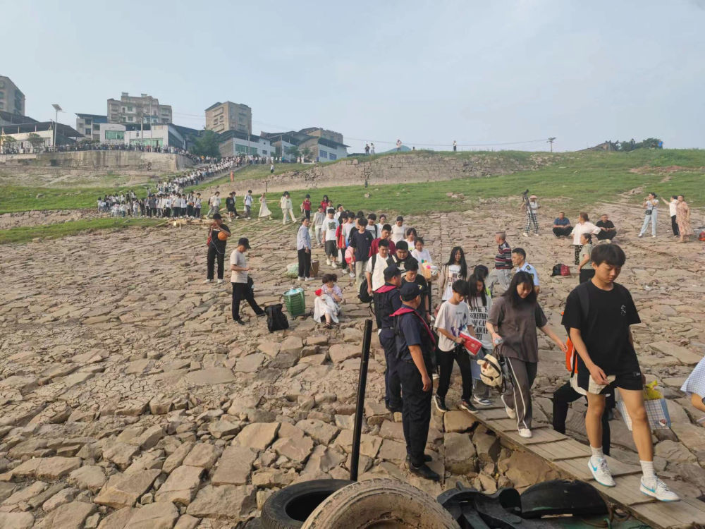 现实版“乘风破浪” ！ 重庆海事护航484名中考生乘船赶考