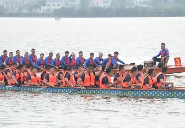 不用“游回南京”了!南京公安龙舟队拿第一 不用“游回南京”了!南京公安龙舟队拿第一