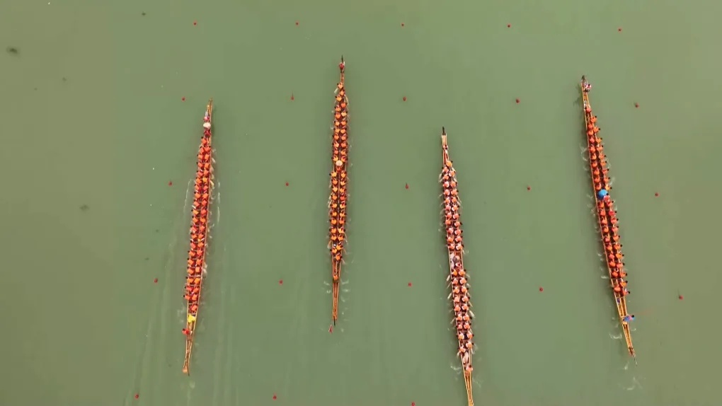 龙舟赛上，湖南麻阳龙舟队竟主动“翻船”！网友：在这一点上真是赢“麻”了