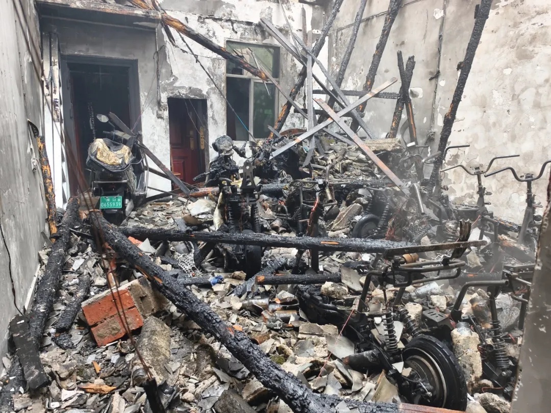 房顶烧穿!13辆电动车被烧成骨架! 房顶烧穿!13辆电动车被烧成骨架!