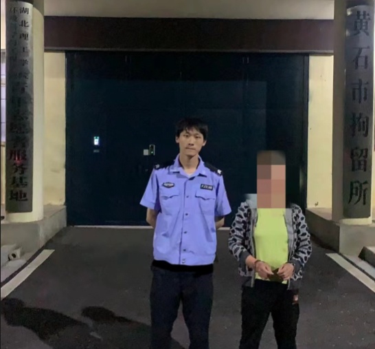 监控实拍“大妈”级小偷!悠闲散步,盯准后一秒下手 监控实拍“大妈”级小偷!悠闲散步,盯准后一秒下手