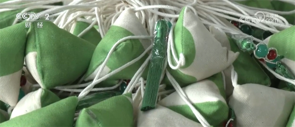 创意花束、香囊、洗浴包……艾草走俏 端午节消费“产业范儿”涌动热潮