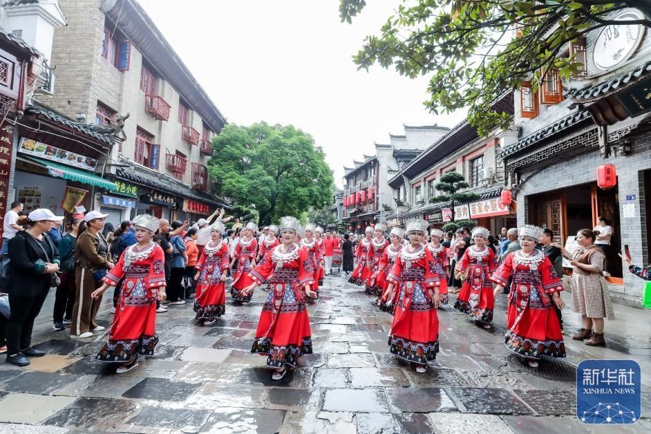 鼓声雷动赛龙舟 千年镇远迎端午 鼓声雷动赛龙舟 千年镇远迎端午