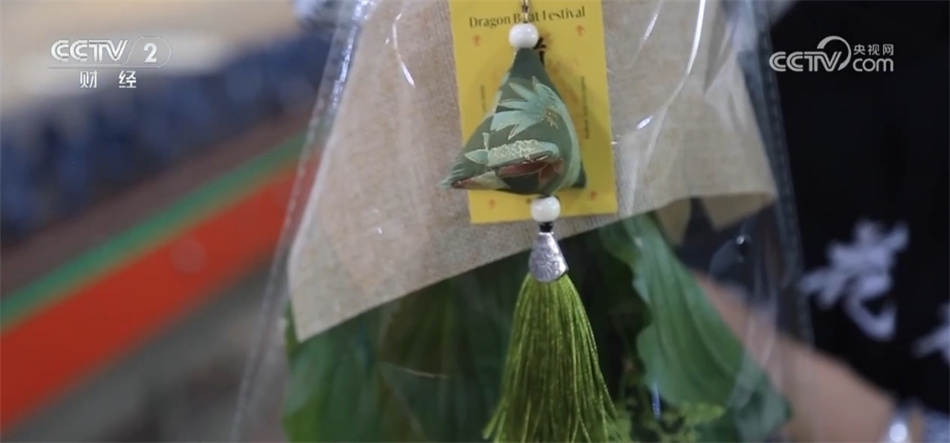 创意花束、香囊、洗浴包……艾草走俏 端午节消费“产业范儿”涌动热潮