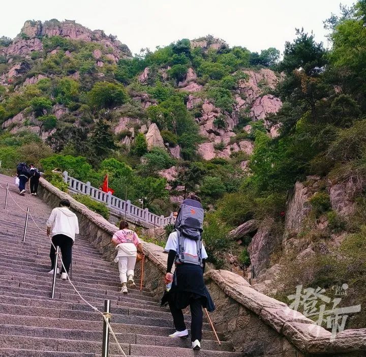 宝妈花钱雇人背娃爬山！大学生“陪爬”火了，本人发声