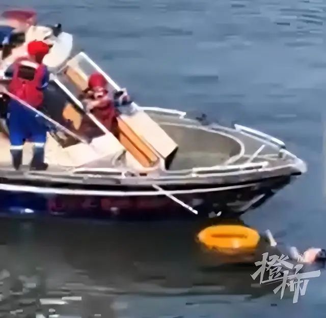 女子落水后，一个动作成功自救！专家建议→
