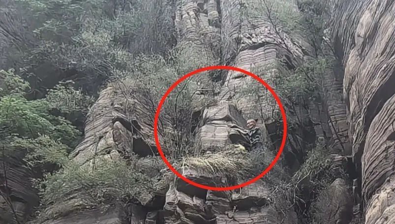 操老心了！七旬老人不走寻常路被困约20米高崖