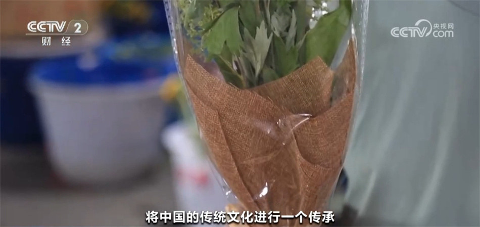 创意花束、香囊、洗浴包……艾草走俏 端午节消费“产业范儿”涌动热潮