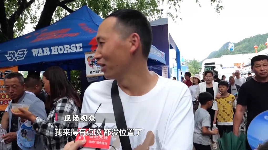 龙舟赛上，湖南麻阳龙舟队竟主动“翻船”！网友：在这一点上真是赢“麻”了